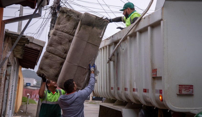 Operação Cata-Tranqueira deste sábado será em dois horários - 7h e 19h - sendo 5 bairros pela manhã e Centro e adjacências no período noturno (Divulgação/PMMC)