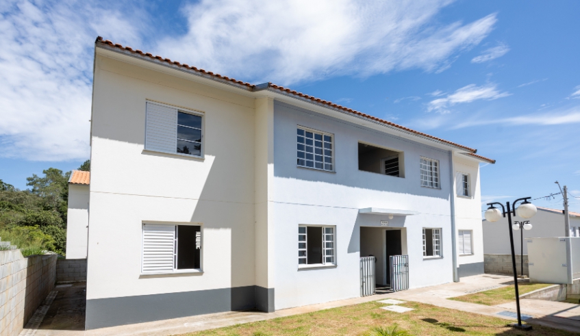 Mais cinco famílias que viviam em área de risco receberam as chaves da casa própria e têm 20 dias para se mudarem para o Condomínio Mogi R, no Conjunto Jefferson (Divulgação/ PMMC)