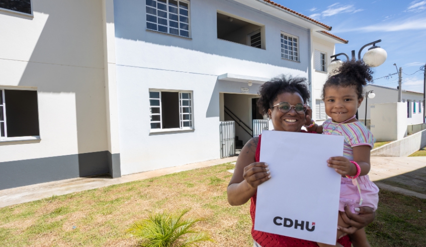 Mais cinco famílias que viviam em área de risco receberam as chaves da casa própria e têm 20 dias para se mudarem para o Condomínio Mogi R, no Conjunto Jefferson (Divulgação/ PMMC)