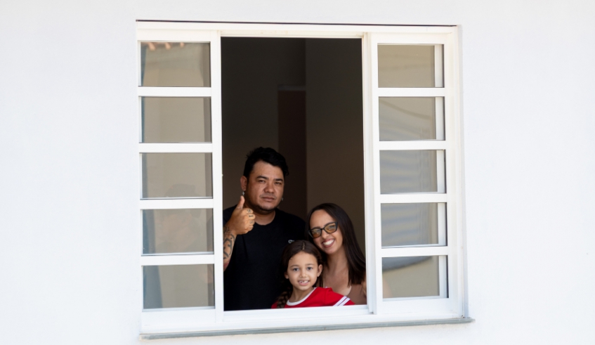 Mais cinco famílias que viviam em área de risco receberam as chaves da casa própria e têm 20 dias para se mudarem para o Condomínio Mogi R, no Conjunto Jefferson (Divulgação/ PMMC)