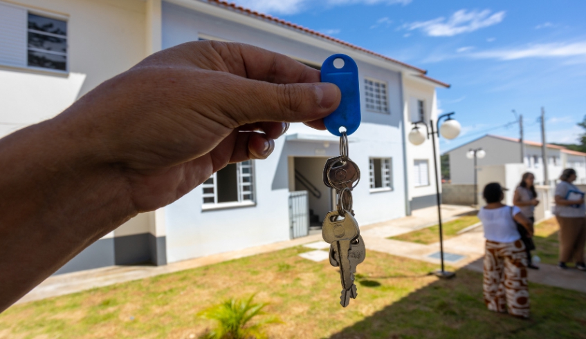 Mais cinco famílias que viviam em área de risco receberam as chaves da casa própria e têm 20 dias para se mudarem para o Condomínio Mogi R, no Conjunto Jefferson (Divulgação/ PMMC)