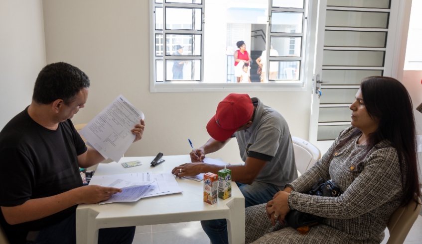 Mais cinco famílias que viviam em área de risco receberam as chaves da casa própria e têm 20 dias para se mudarem para o Condomínio Mogi R, no Conjunto Jefferson (Divulgação/ PMMC)