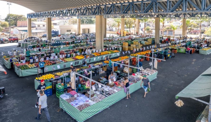 As feiras livres também ocorrerão normalmente nos bairros, das 6h às 12h, oferecendo frutas, verduras, pescados, carnes, flores, pastel, caldo de cana, etc.
