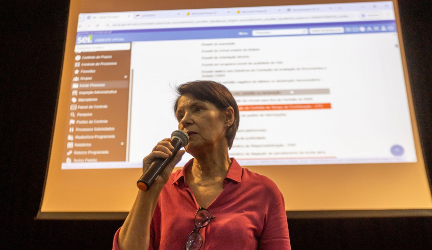Apresentação foi conduzida por Claude Mary de Moura, que coordena processo de implementação do SEI na Prefeitura de Mogi das Cruzes (Divulgação/PMMC)