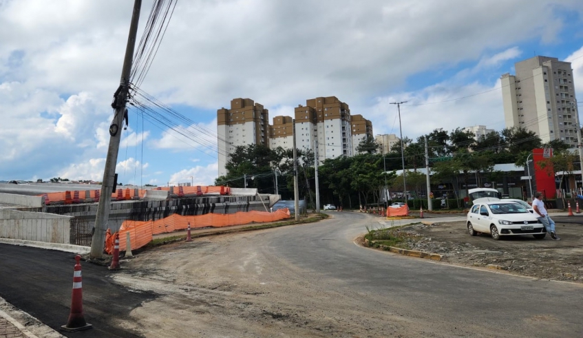 Com o desvio temporário na rotatória, os motoristas que vêm no sentido bairro-centro não farão mais o contorno, passando pelo meio do dispositivo (Divulgação/PMMC)