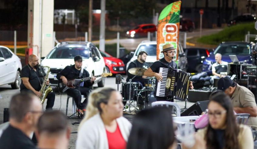 Em meio à gastronomia diversificada, o público pode aproveitar uma programação especial com música e comidas típicas