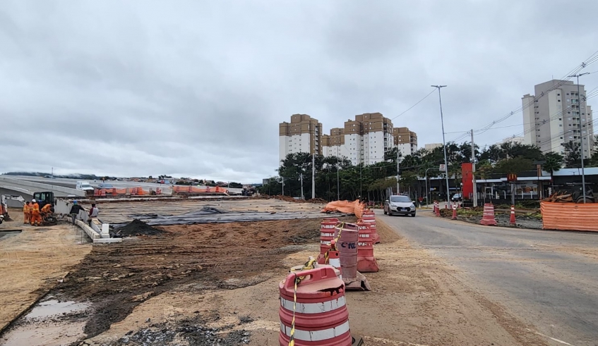 A atual rotatória localizada em frente ao centro comercial será demolida para dar lugar à rampa de acesso ao viaduto, que integra a Nova Perimetral (Divulgação/PMMC)