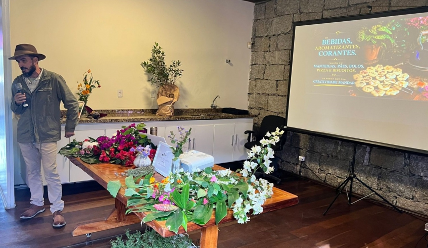 Educador ambiental Flávio Fernandes apresentou o universo das flores comestíveis, abordando suas características, aplicações culinárias (Divulgação/PMMC)