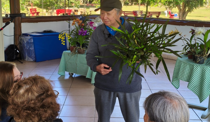 Masuji Kayasima deu detalhes sobre o cultivo das orquídeas para os participantes: palestra faz parte da programação do Junho EcoSustentável (Divulgação/PMMC)