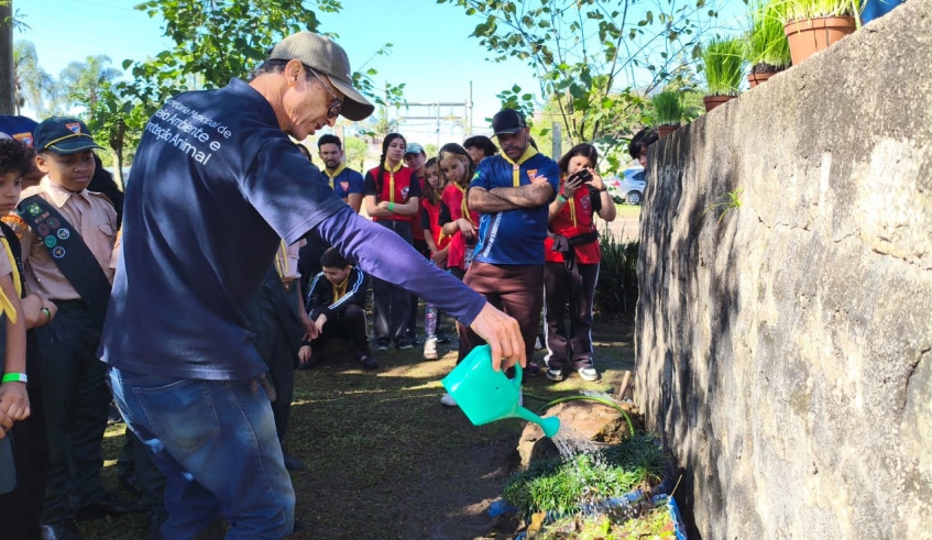 Entre as atividades realizadas no sábado, técnicos da Secretaria do Clima demonstraram a importância da vegetação para prevenção da erosão (Divulgação/PMMC)