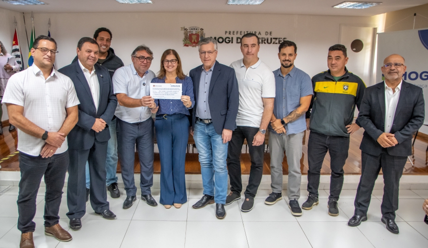 Durante evento, o presidente da Câmara Municipal, Francimário Vieira, o Farofa, entregou cheque simbólico no valor de R$ 2.918.212,75 à prefeita Mara Bertaiolli (Divulgação/PMMC)