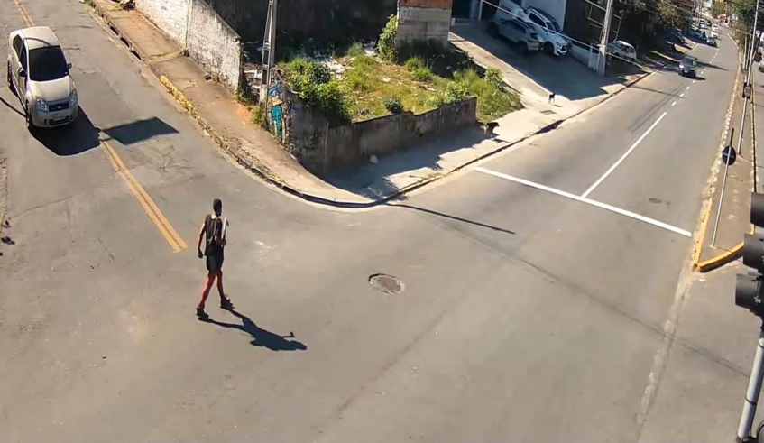 Homem foi flagrado pelas câmeras do programa Smart Mogi andando com um machado na avenida Prefeito Francisco Ribeiro Nogueira (Reprodução/ Smart Mogi)