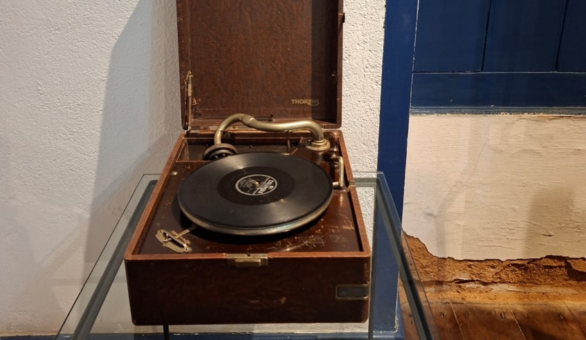 A mostra reúne aparelhos de rádio, vitrola, discos originais, gramofone, telefone da década de 60, relógio carrilhão, além de móveis, louças e objetos de decoração (Divulgação/PMMC)