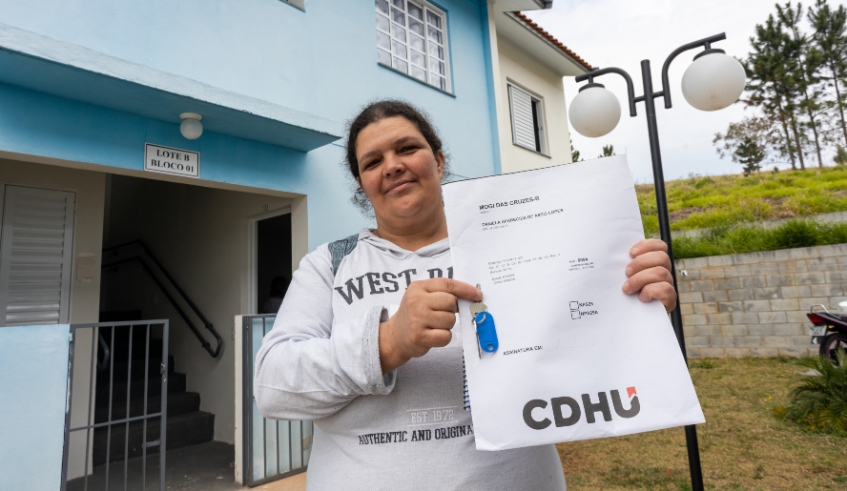 Daniela Aparecida Assis Lopes assinou nesta sexta-feira (07/08) seu contrato de financiamento e já vai se mudar em breve para a casa nova (Divulgação/ PMMC)