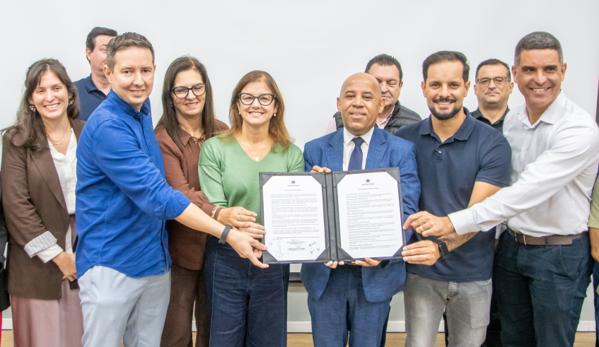 Prefeita Mara Bertaiolli assinou o Manifesto pela Primeira Infância com secretários municipais e a Câmara Municipal. (Divulgação/PMM)