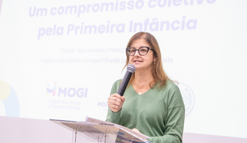Mara Bertaiolli destacou a parceria com a Câmara Municipal e o papel da Coordenadoria Especial da Primeira Infância na integração do trabalho realizado na Prefeitura. (Divulgação/PMMC)