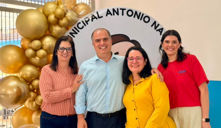 O vice-prefeito Téo Cusatis, ex-aluno da escola, e a secretária de Educação, Claudia Romanos, que ali começou sua carreira no Magistério, estiveram presentes na exposição. (Divulgação/PMMC)