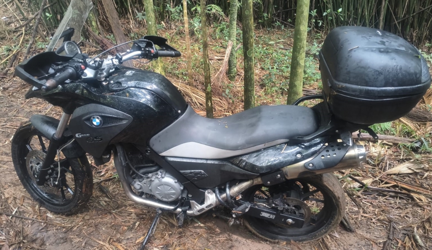 Motocicleta localizada no distrito de Cezar de Souza com divergências nos sinais identificadores foi encaminhada à Central de Flagrantes junto com seu condutor (Divulgação/PMMC)