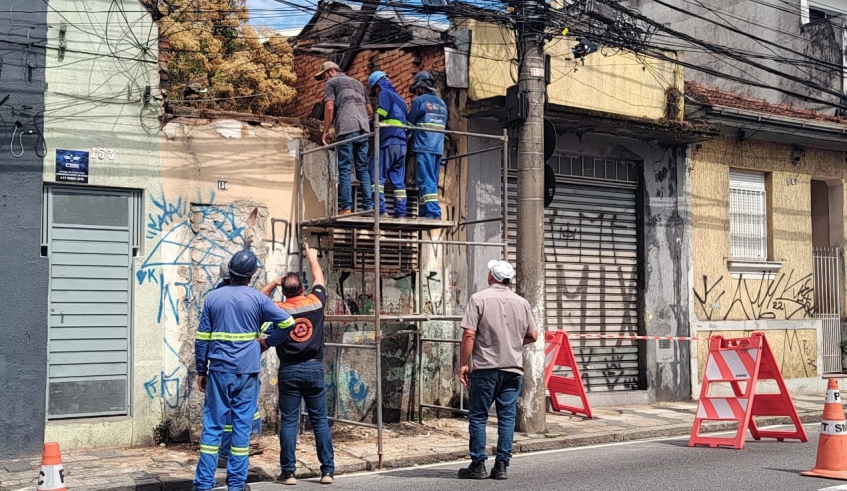 Imóvel localizado na rua Ipiranga, no Centro, apresentava risco e, após vistoria técnica, foi necessária a demolição parcial para garantir condições de segurança (Divulgação/PMMC)