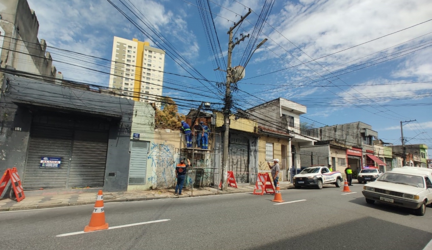 Imóvel localizado na rua Ipiranga, no Centro, apresentava risco e, após vistoria técnica, foi necessária a demolição parcial para garantir condições de segurança (Divulgação/PMMC)