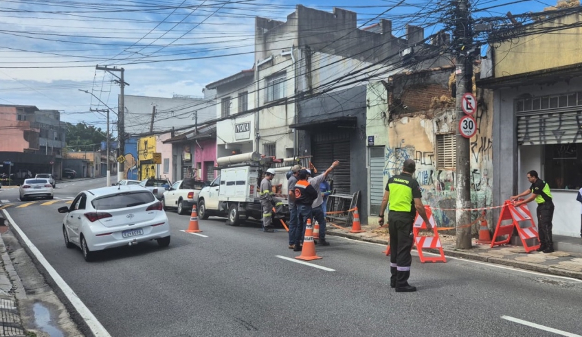 Imóvel localizado na rua Ipiranga, no Centro, apresentava risco e, após vistoria técnica, foi necessária a demolição parcial para garantir condições de segurança (Divulgação/PMMC)