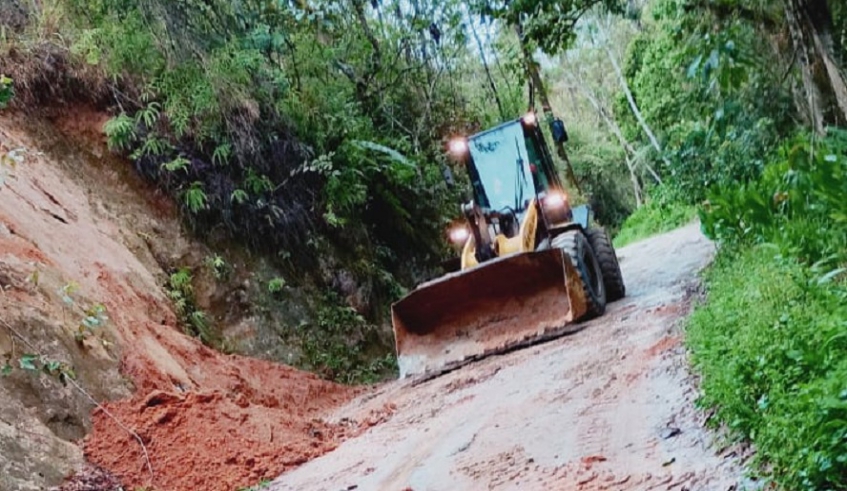 Na Estrada do Procópio, equipes foram mobilizadas para a remoção de barreiras. Funcionários atuam em todo o município no rescaldo das chuvas (Divulgação/PMMC)