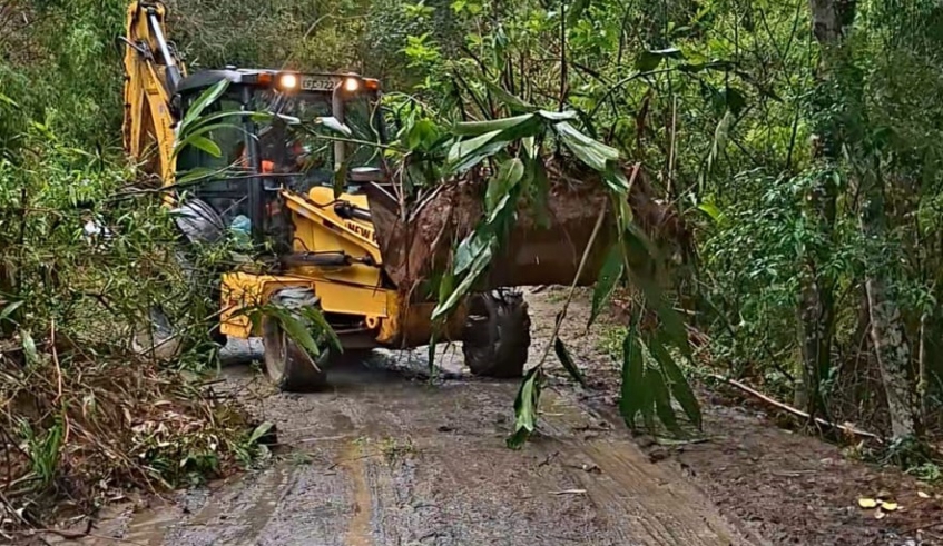 Máquinas e funcionários da Prefeitura executaram limpeza e cascalhamento na Estrada Cruz Verde, localizada na região do Itapeti (Divulgação/PMMC)