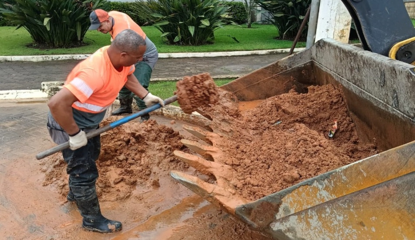 Funcionários da Secretaria Municipal de Serviços Urbano e Zeladoria trabalham na limpeza da rua Nilo Marcatto, em Cezar de Souza, nesta segunda-feira (14/9) (Divulgação/PMMC)