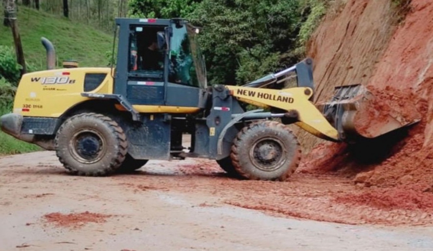 Na Estrada de Santa Catarina, equipes da Prefeitura trabalharam na remoção de terra que obstruía parte da via. Pista está liberada ao tráfego (Divulgação/PMMC)