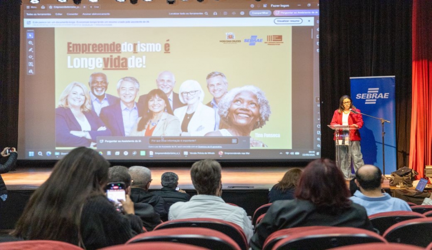 Theatro Vasques reuniu representantes das secretarias municipais, instituições parceiras e idosos