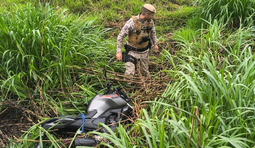 Motocicleta que foi utilizada na fuga de criminosos foi localizada pela Guarda Civil Municipal em uma área de vegetação, no Conjunto Residencial Cocuera (Divulgação/PMMC)