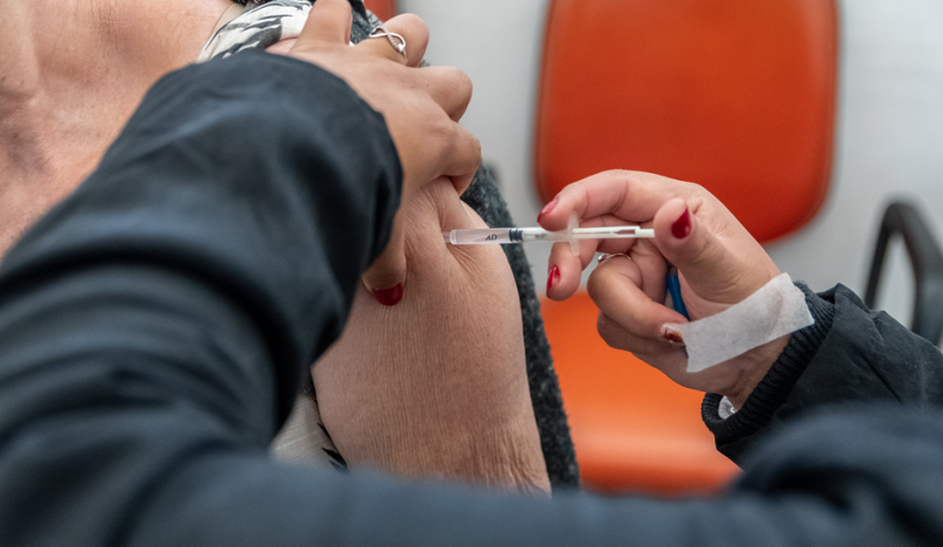 Vacina Pneumo 20 agora também é oferecida para idosos com 85 anos ou mais em todas as UBSs e USFs de Mogi das Cruzes (Divulgação/PMMC)