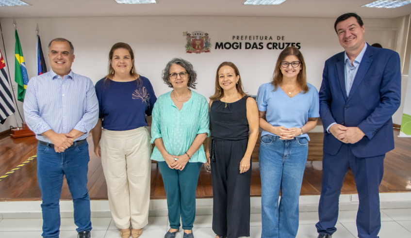 Téo Cusatis, Rebeca Barufi, Rosangela Franzese, Débora do Carmo, Mara Bertaiolli e Luiz Bot na apresentação do programa Agora tem Especialistas (Divulgação/PMMC)