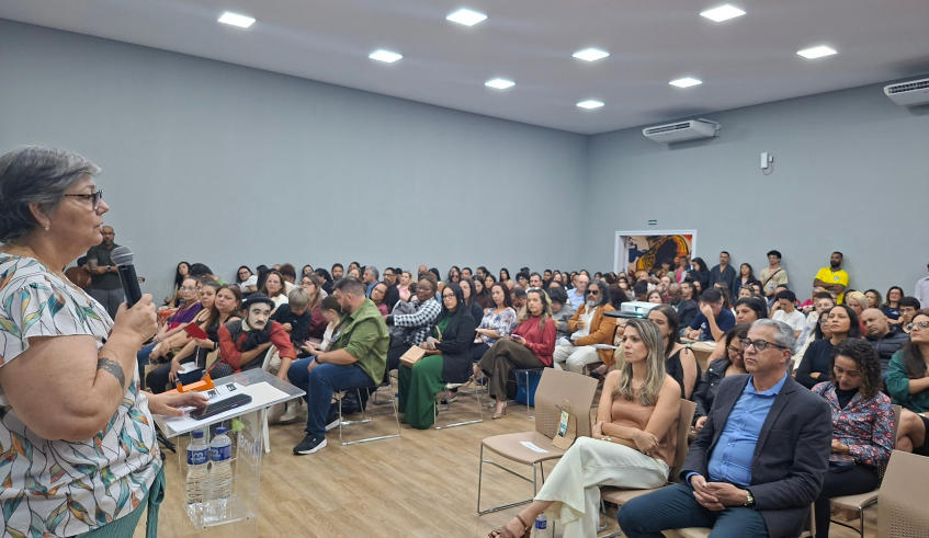 A secretária-adjunta de educação, Catia Moyano, esteve presente na cerimônia, e falou sobre a importância do programa. (Divulgação/PMMC)