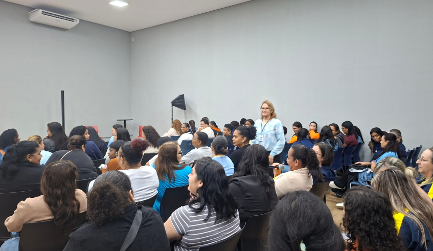 A psicóloga Sueli Ishida fez uma dinâmica no evento, destacando o reconhecimento, a parceria e o acolhimento das profissionais. (Divulgação/PMMC)