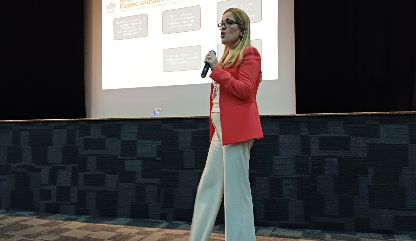 A capacitação foi voltada aos Profissionais de Apoio, que atuam com estudantes público-alvo da Educação Especial na rede municipal de ensino. (Divulgação/PMMC)